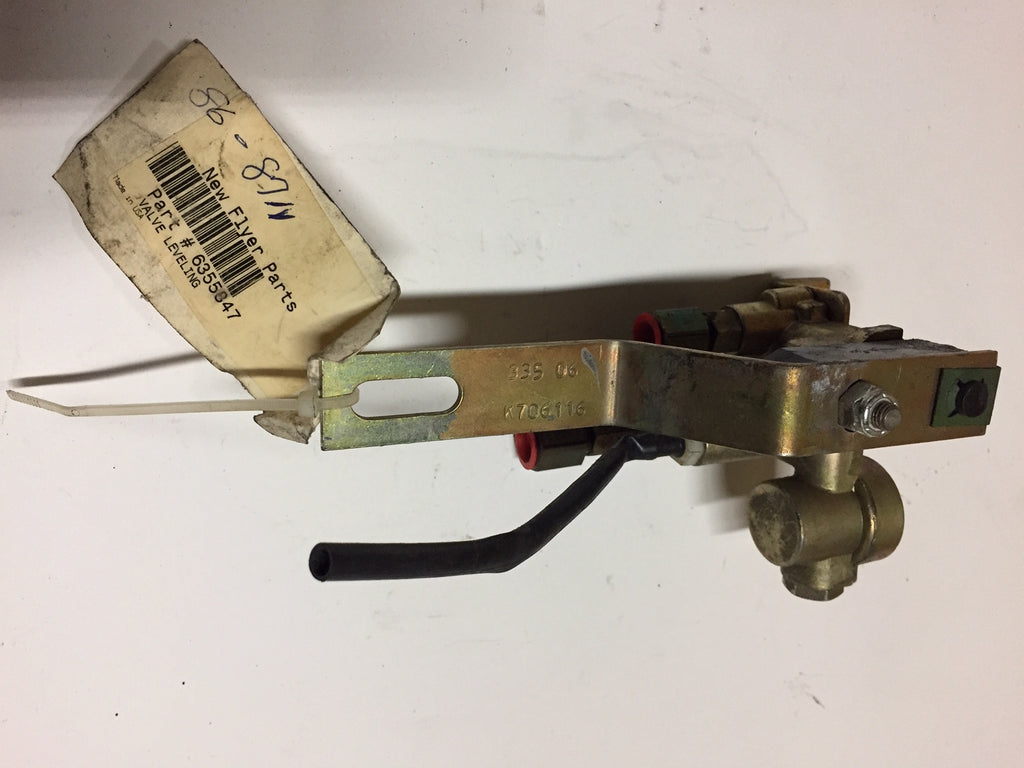 K706116, New Flyer # 6355847 Leveling Valve